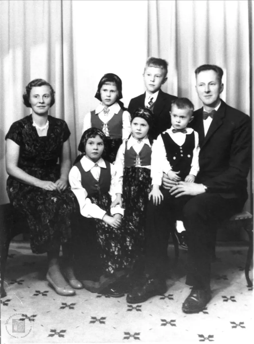 Familieportrett av Knut og Mari Stedjan med familie, Bjelland.