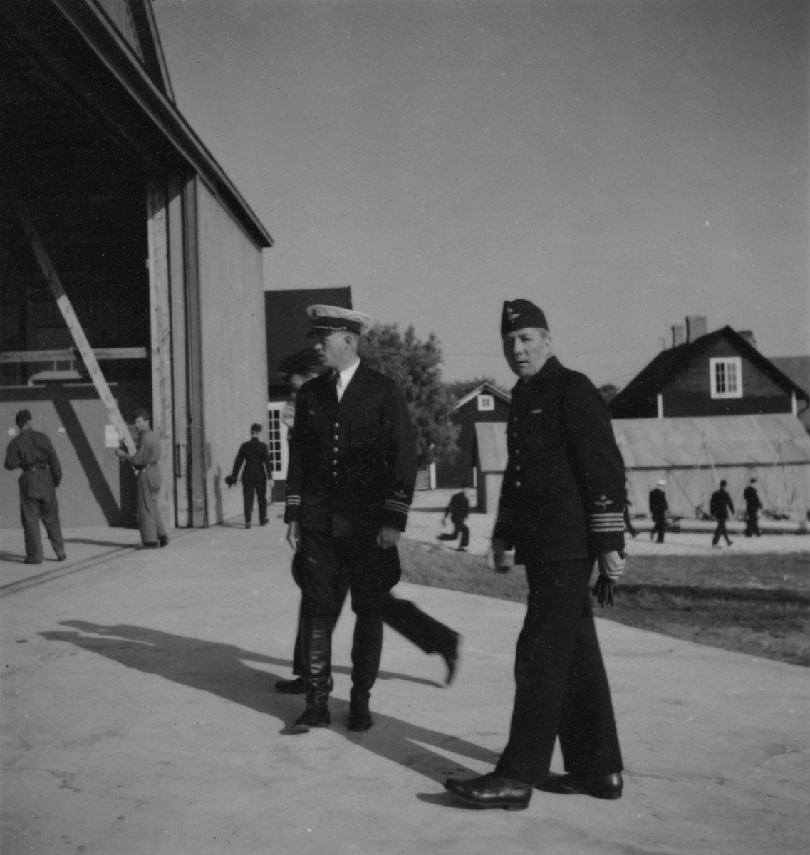 Chefen för F 2 Roslagens flygflottilj, Herman Sundin, inspekterar marinspaningskursen på Fårösund, 1938. Manskapet lediga och återgår till arbetet.