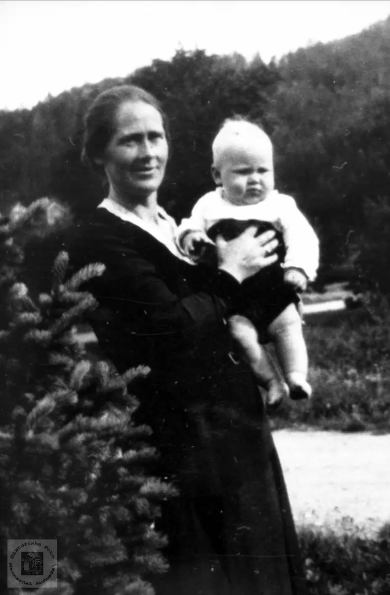 Portrett av mor Gunvor Nilsen og Jacob Bernhard Nilsen, tidligere Bjelland, nå Audnedal.