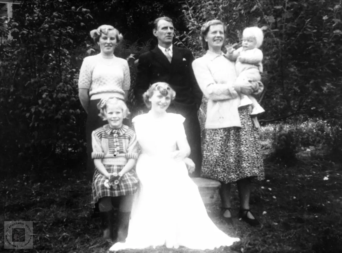 Portrett av familiegruppe fra Verdalen, Laudal.