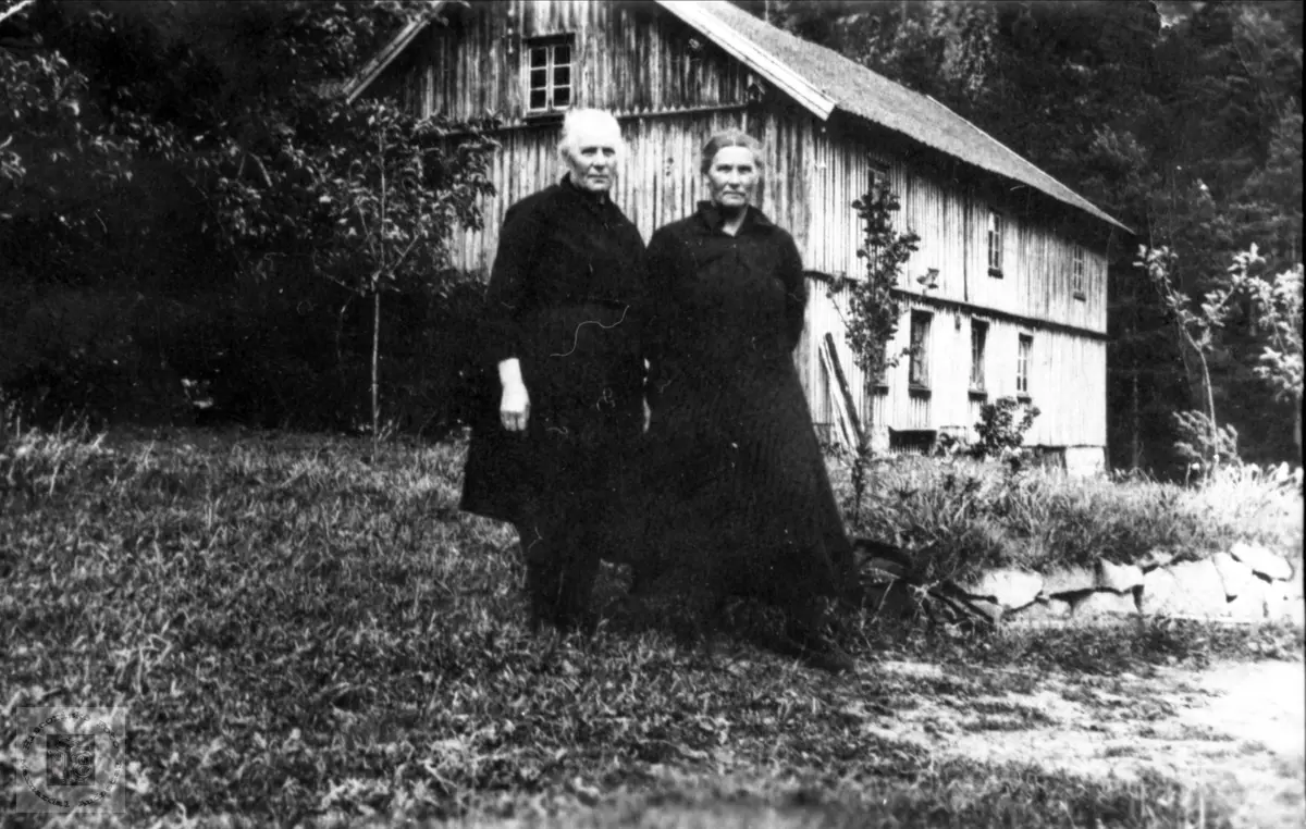 To søstre. Randi og Anna, f. Lindland, Laudal.