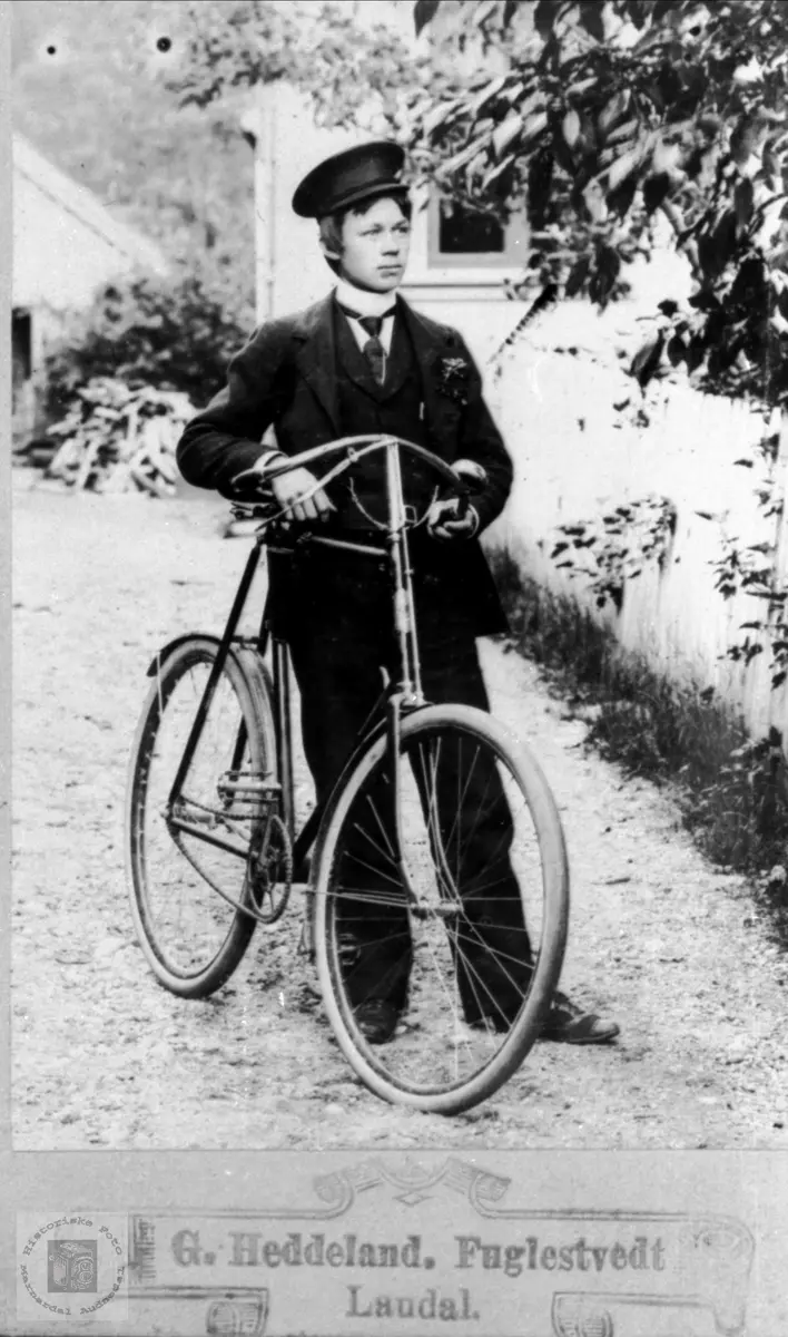 Portrett av ukjent mann med sykkel.