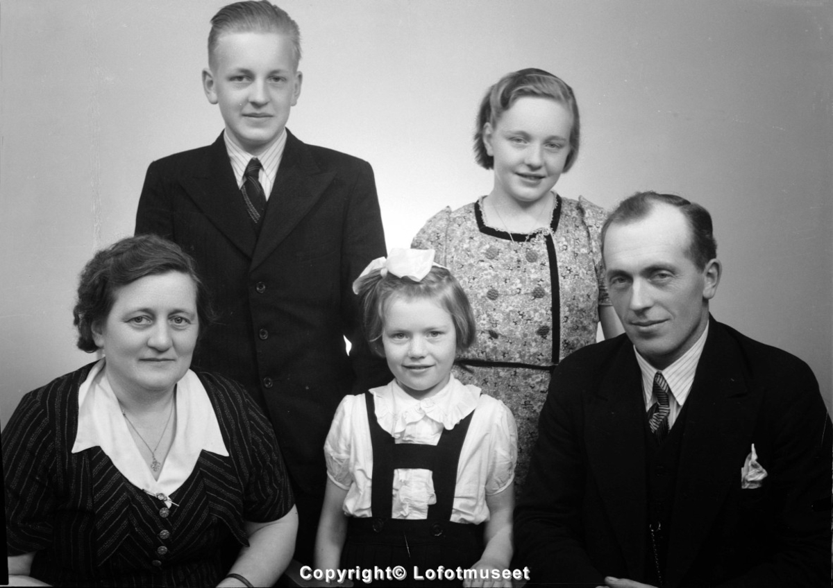 Atelierbilde av Skipper/Kaptein Helge Andreassen med familie, ca. 1940 ...