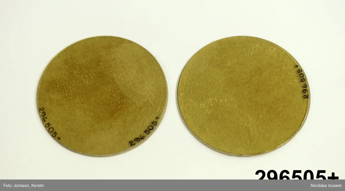 Huvudliggare:
"GASMASK, tyg, metall; förvaras i fodral av hårdpressad papp; se bilaga. Mått fodral Br 19 cm, Tj 12,5 cm, H 25,8 cm.
G från museets skyddsrum, 1939. /1973/ 8/8 Nordiska museet, Stockholm."

Bilaga [kopia av katalogkort]:
"Skyddsmask, storlek 3, i två delar. Ansiktsskydd av kraftigt grått tyg med fastsättningsband av tyg och resår. Skinnskodd kant.
Två syngluggar (diam 8,5 cm) med metallkant och glas. På insidan imskydd av celluloid, fäst med en avtagbar metallfjäder. Imskydden är utbytbara.
Framför näsa och mun ett äggformat metallstycke med två gängade hål. I 'munhålet' sitter ett runt metallstycke (diam 6 cm, h 1 cm) med hål längs ytterkanten. I munstycket sitter ett gummimembran, som ger efter vid utandning. Runt den plana sidans kant står inpressat 'STOCKHOLM BIRGER CARLSON & Co. A.B. 'BICAPA' '. Läderpackning avslutar det gängade partiet. I inandningshålet ligger en gummipackning. Här ska en grå metallbehållare fastskruvas, vilken i sin yttre del är försedd med ett skyddspapper på vilket står: 'Detta papper avlägsnas vid krigsutbrott eller då behållaren ska användas för övning'.  Den gängade delen är skyddad av en kapsyl. På behållaren är stämplat ''1939' B13341E' samt tre kronor. På ena sidan sitter ett blått varu-märke. I fodralet finns också en förpackning stämplat av samme tillv och med årtalet 1939. På förp står 'Imskivor / skyddas för fukt. Får ej avtorkas. Vidröras endast i kanten.' Alltsammans ligger i en grå oval kartong av hårdpressad kartong. På locket är tillverkarens namn inpressat och strax nedanför locket står på ena sidan på en silverfärgad etikett 'FÖR AKTIVT LUFTSKYDD / SVENSK TILLVERKNING'. Runt kartongen (fodralet) sitter tygband, så att skyddsmasken kan bäras över axeln.
1973-08-08 Fynd i Nordiska museet
1976-02-27 BR"