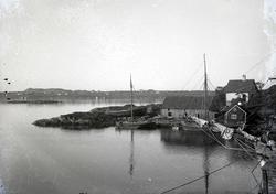 Seil- og småbåter i havn på søre Risøy. I bakgrunnen Karmøy.