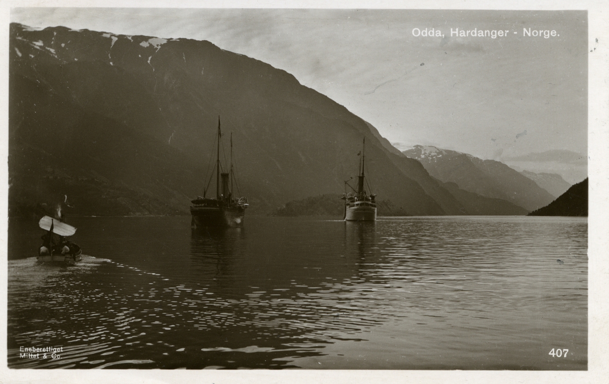 Postkort med motiv fra Odda, Hardanger. D/S St. Sunniva (b.1887, Hall, Russell & Co. Ltd., Aberdeen, Skottland) og D/S Meteor (b.1904, Blohm & Voss A.G., Hamburg, Tyskland)