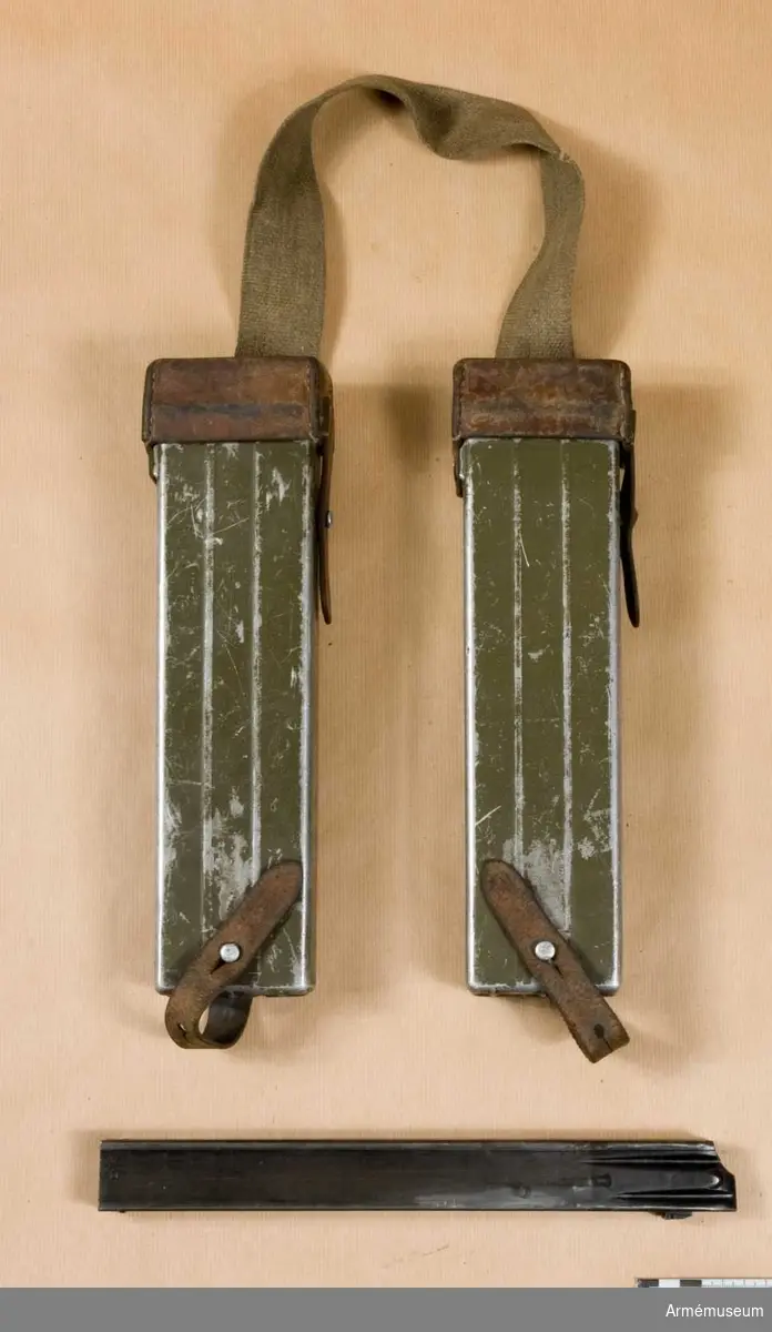 Magasinsfodral till kulsprutepistol m/1941-44 (MP 41/44).
Består av: 1 par magasinsfodral, 6 magasin. Typ framväskor med sex st 40-skotts-magasin.  Schweizisk gåva.