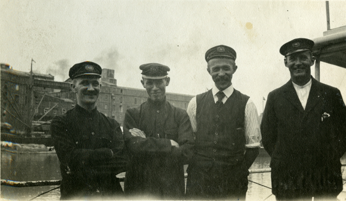Offiserene ombord i D/S 'Arna'(b. 1911, W. Gray & Co. Ltd., West Hartlepooh).