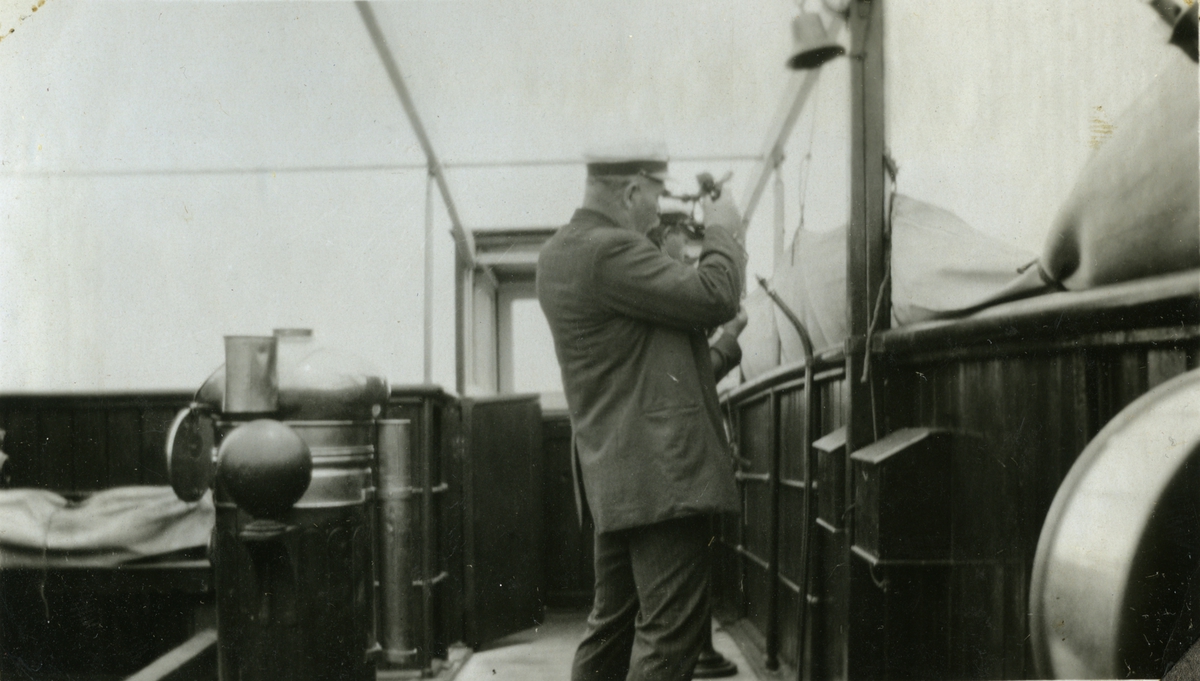 Kaptein Jacobsen ombord i D/S 'Salonica'(b. 1912, Wood, Skinner & Co. Ltd., Newcastle).