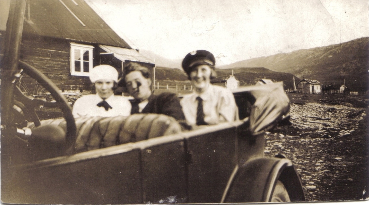 Samling fotografier etter Olga Beldo f. Eliassen