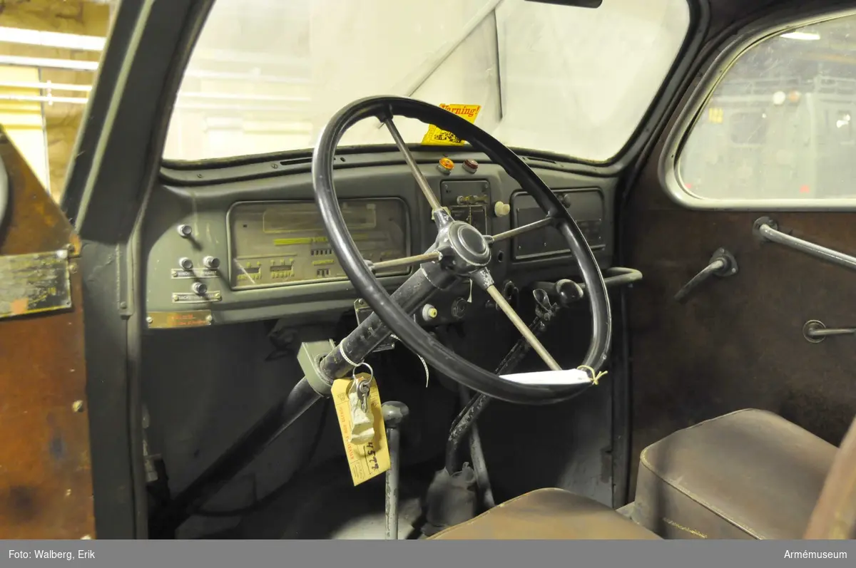 Volvo TPV m/1943. Fyra-dörrars kupé med öppet tak.
Tillbehör: saknas