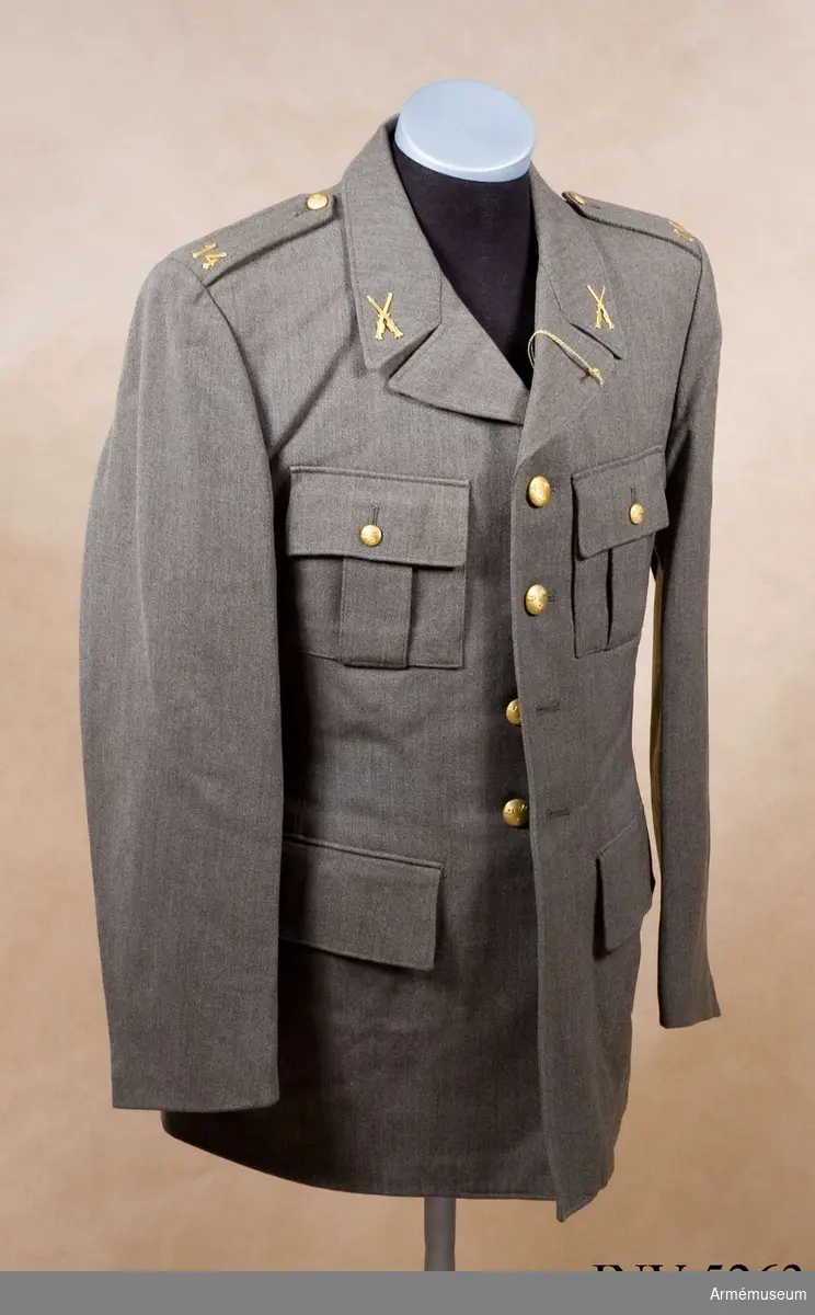 Av samma snitt som uniform m/1939. Daglig dräkt av gråbrungrönt tyg. Bärs till mörkt gråbrungröna byxor. Tjänstetecken mattförgyllda.