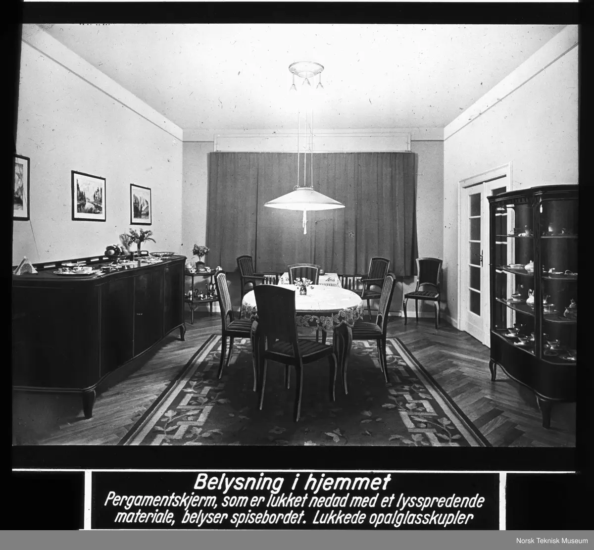 Spisestue, godt belyst, 1930 tallet norsk teknisk museum ... Spisestue 1930