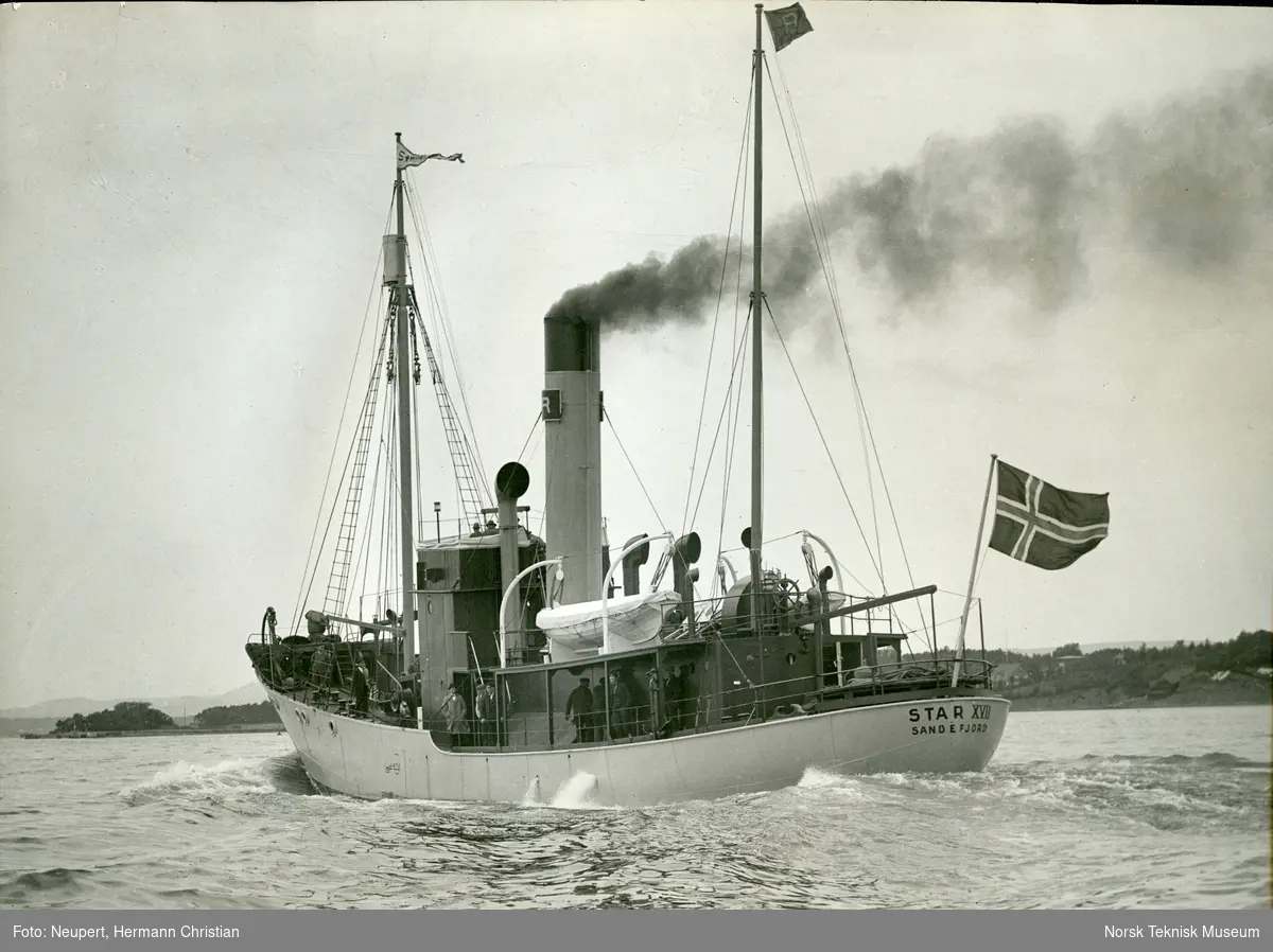 Eksteriør, hvalfangstskipet D/S Star XVII (omdøpt til D/S Mjolne i 1963), B/N 453. Skipet ble levert av Akers Mek. Verksted i 1930 til A/S Rosshavet (ved Johan Rasmussen & Magnus Konow, Sandefjord).
