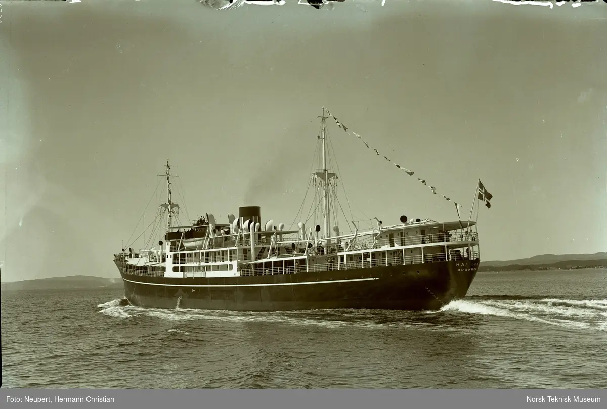Eksteriør, passasjer- og lastebåten M/S Hai Lee, B/N 463, i Oslofjorden, antageligvis under prøvetur 6. juni 1934. Skipet ble levert av Akers mek. Verksted i 1934 til Bruusgaard & Kiøsterud, Drammen.