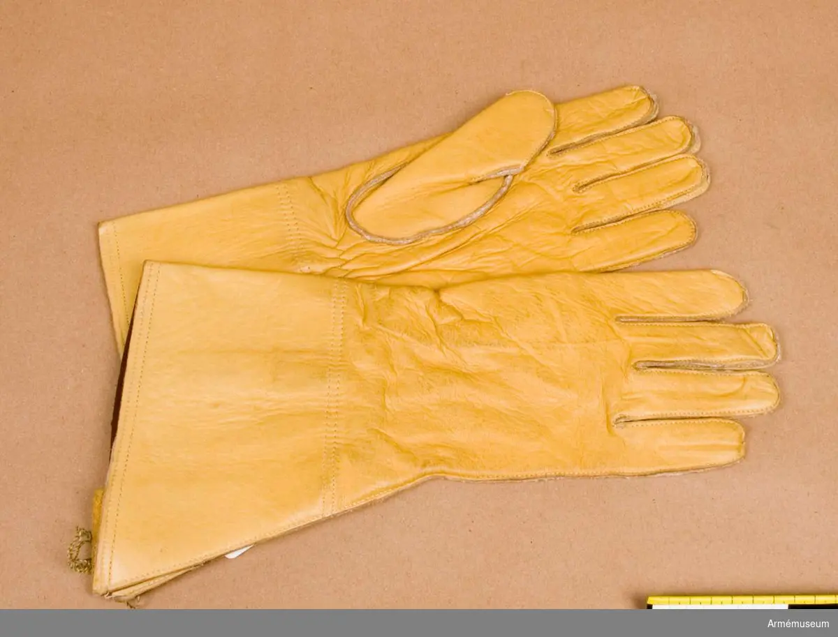 Handskar, England 1960, 1 par. Ett par gula handskar "Gauntlet mens" England 1960.
Givare FMV i Solna.