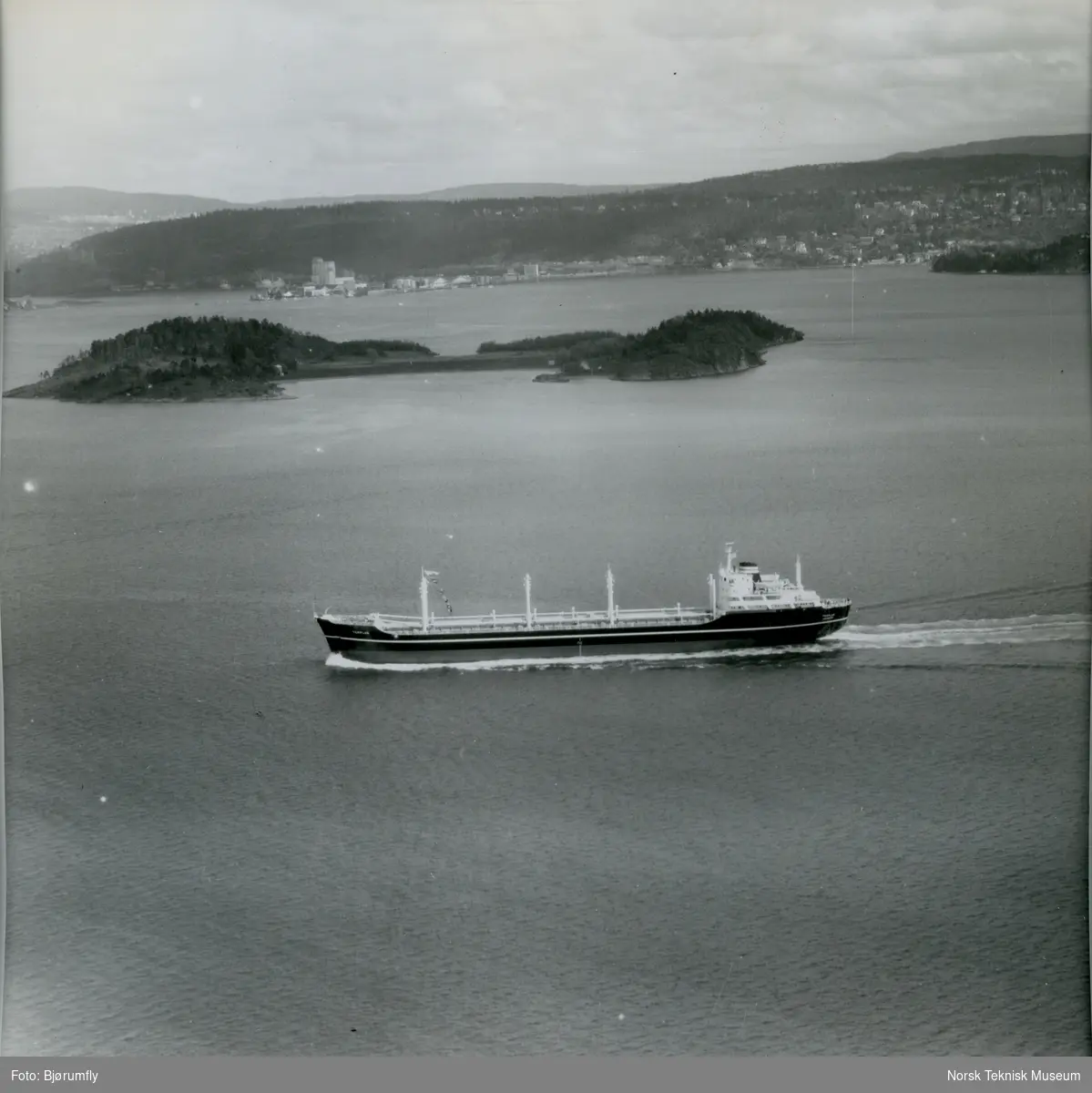 Flyfoto, tørrlasteskipet M/S Templar, B/N 524 i Oslofjorden. Skipet ble levert av Akers Mek. Verksted i 1962 til Wilh. Wilhelmsen.