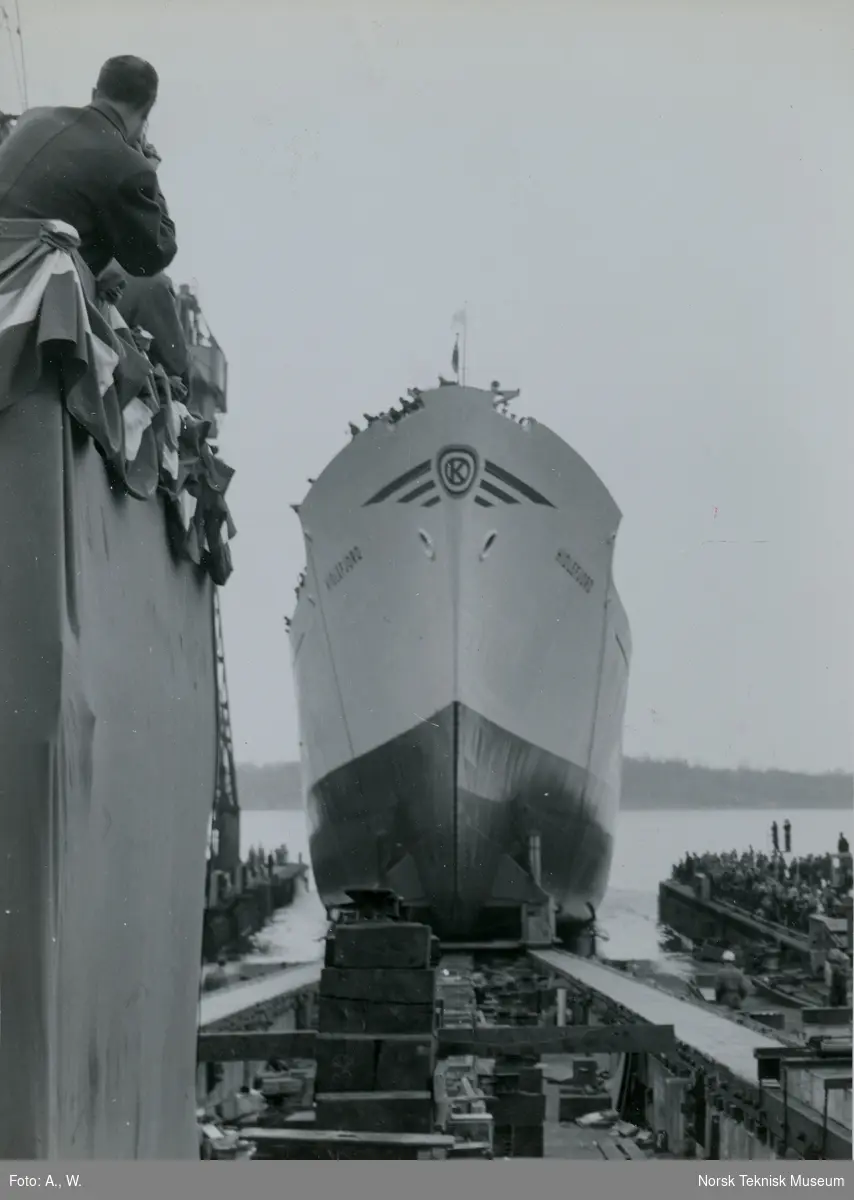 Stabelavløpning av fruktskipet Hidlefjord, B/N 530 på Akers Mek. Verksted 30. april 1960. Skipet ble levert i 1960 til Kornelius Olsen.