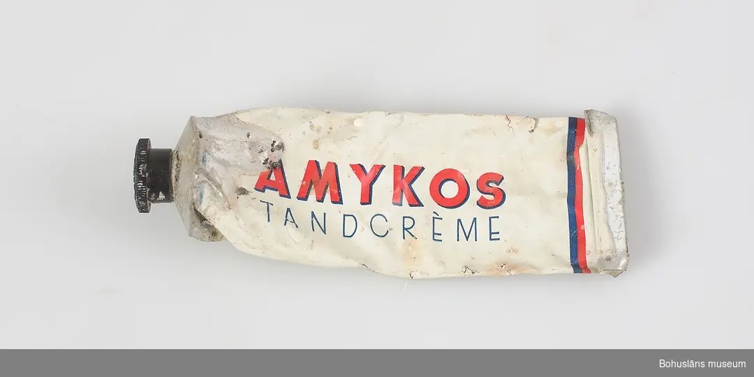 Tankrämstub av metall av märket Amykos Tandcréme, 1930-tal.