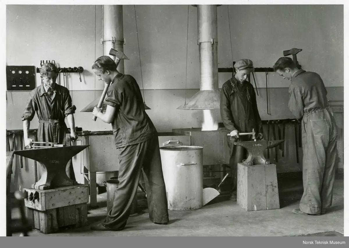 Lærlinger i arbeid i Smia, NEBBs bedriftsskole, omkring 1945