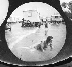 Knapphullsbilder, Ostende, Belgia, badende kvinne foran bade