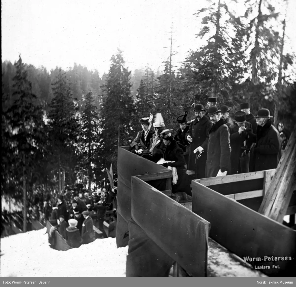 Kong Haakon VII og dronning Maud på kongetribunen, Holmenkollen