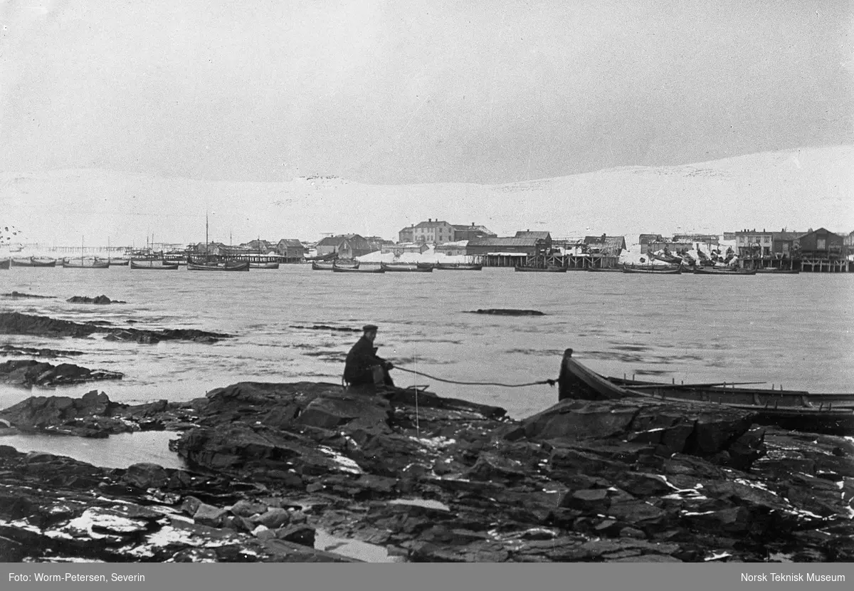 Mann fortøyer båt, Finnmark.