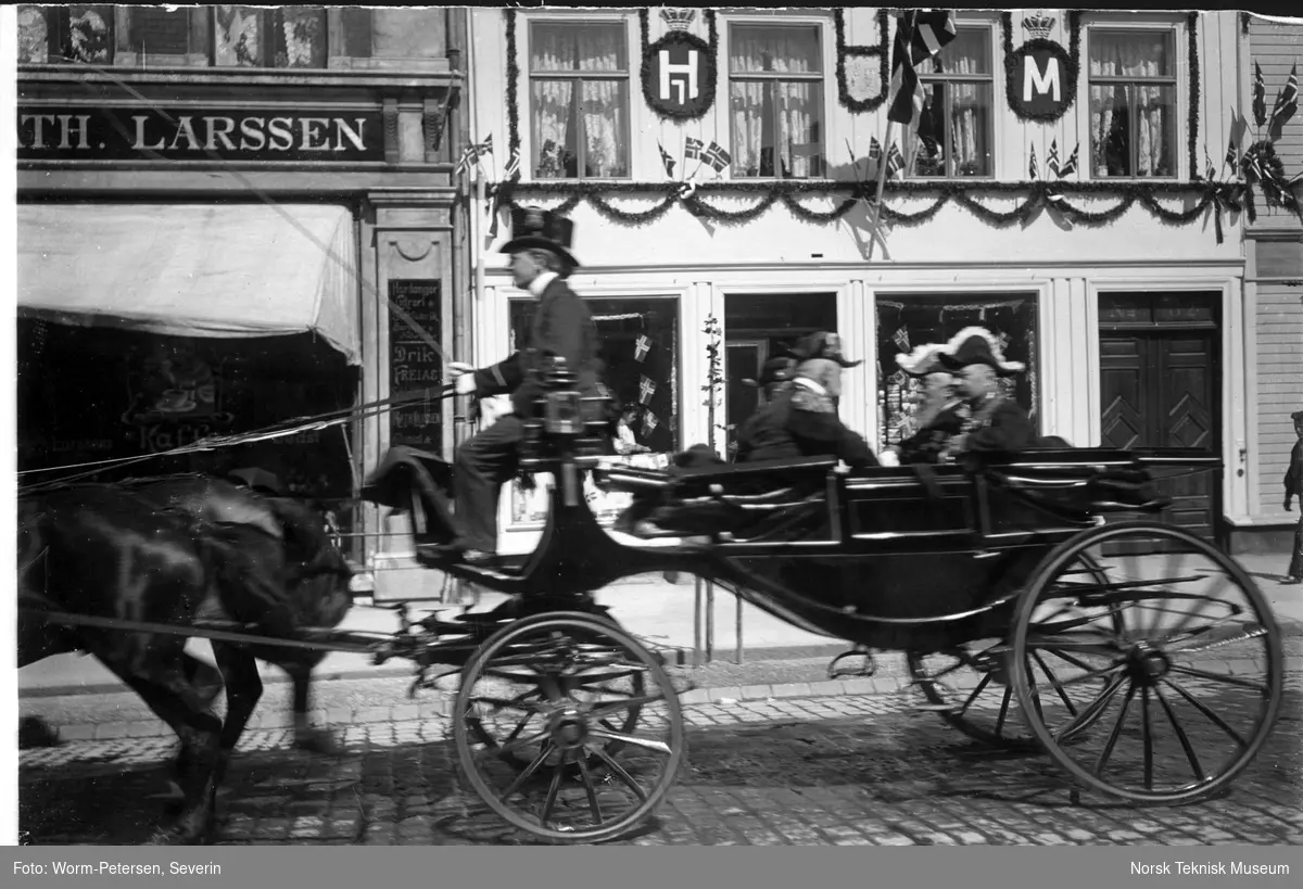 Kong Haakon VII og dronning Mauds kroning i Trondheim, kongelige i vogn 