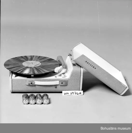 Rektangulär, bärbar och batteridriven grammofon med verk och högtalare. För LP- och EP-skivor men även "stenkakor". Hastigheten är reglerbar. Försedd med löstagbart lock, även ljudarm och skivtallrik samt på långsidan ett bärhandtag. 
Till grammofonen hör fyra 1,5 volt Tudor-batterier, dock ej de ursprungliga.

Bror Jakobsson (1918-1996) var anställd på Uddevallavarvet. Han var en välkänd person i Uddevalla som outtröttligt arbetade ideellt med lottförsäljning för olika föreningar och organisationer ända fram till året innan han dog.
