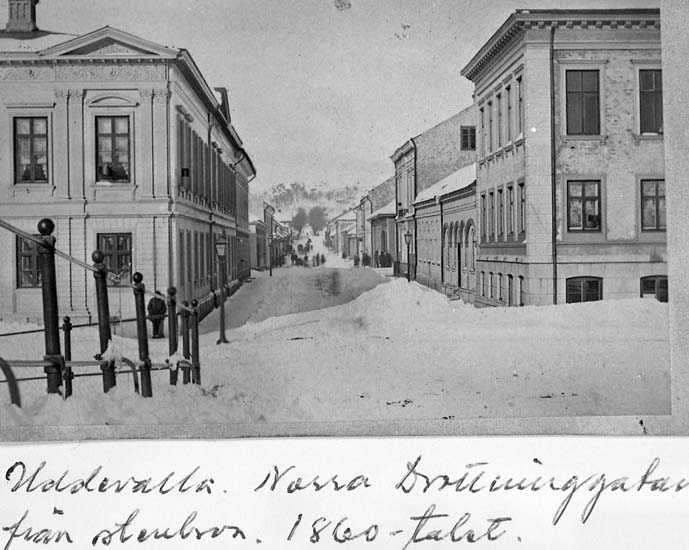 Text på kortet: "Uddevalla. Norra Drottninggatan från stenbron. 1860-talet".