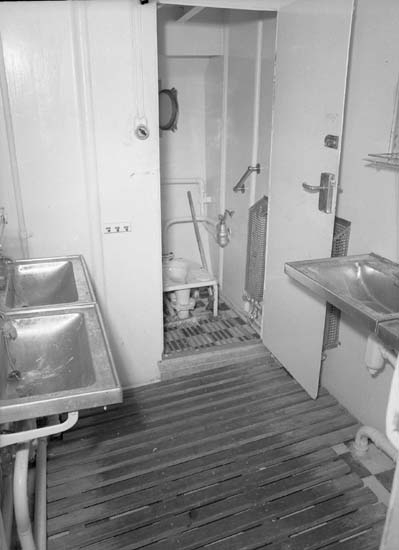 Inredning från fartyg 116-119, troligen från 116 S/S Vorkuta PT 57. Bilden visar toalett och tvättrummet.
