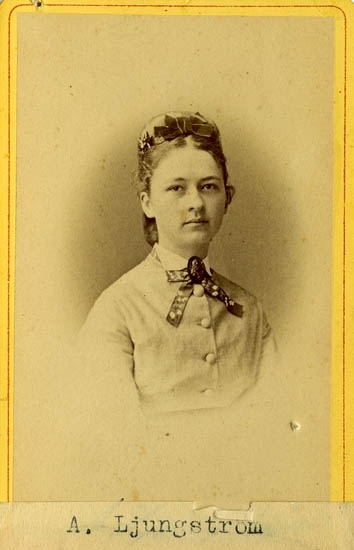 Text på kortets baksida: "Mamsell Amalia Ljungström, dotter till Landtmätaren Jonas Patric Ljungström, Säljhugget".
