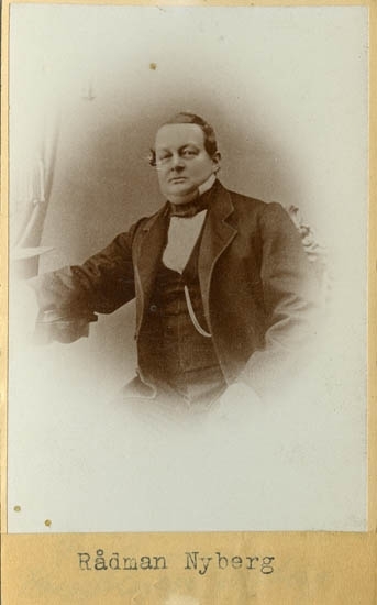 Text på kortets baksida: "Kopparslagare Gustaf Martin Nyberg. Rådman. Född 1/3 1816 död 4/9 1878".
