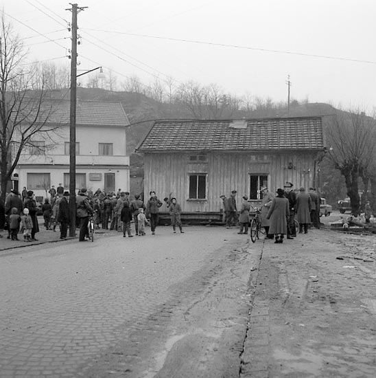 Enligt notering:"Hus flyttas, spärrar gata vid Isebergsvägen - Husebergsgatan 31-1-1955".