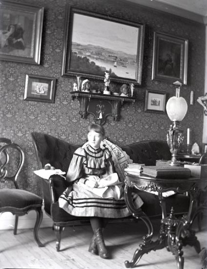 Alfhild Lundberg i sitt rum 1894.