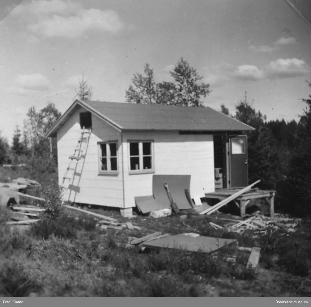 Text till bilden: "Hans och Hertha Busch bygger en stuga, Herrestadsfjället, 1955".