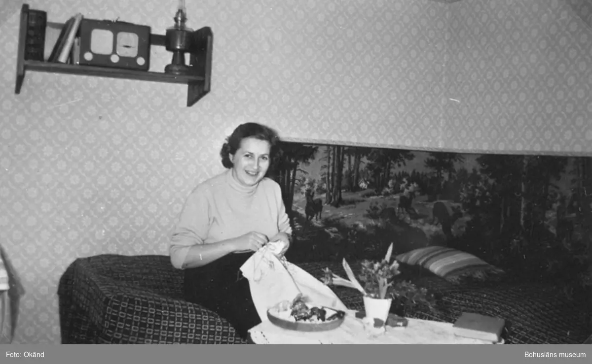 Text till bilden: "Påsk 1956. Hertha Busch i stugan".