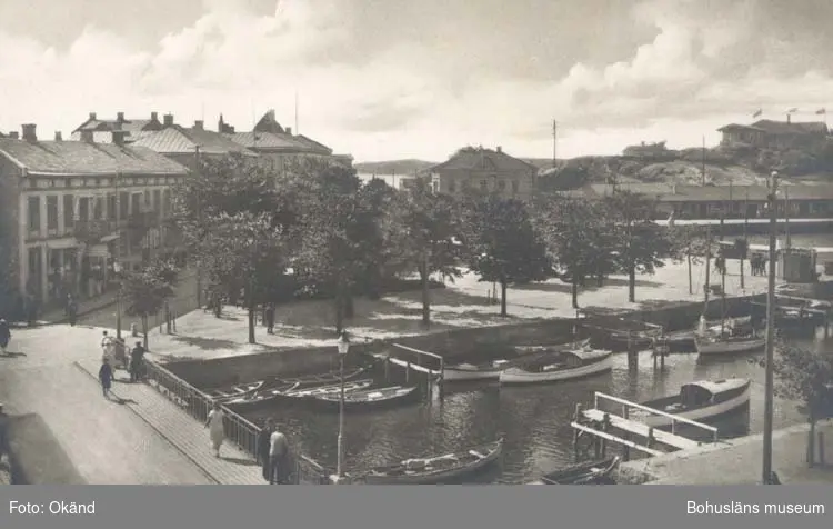 Tryckt text på kortet: "Nya Bron, Strömstad." 
"Förlag: Nordisk Konst Stockholm."