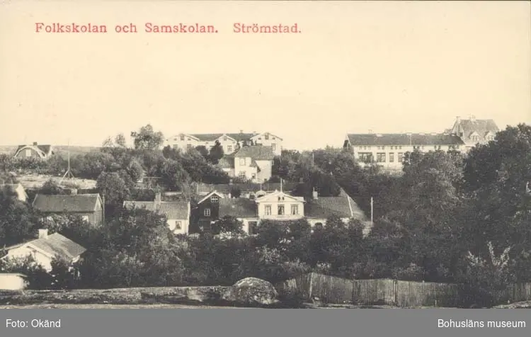 Tryckt text på kortet: "Strömstad. Folkskolan och Samskolan." 
"Förlag: Ernst Linnaeus."