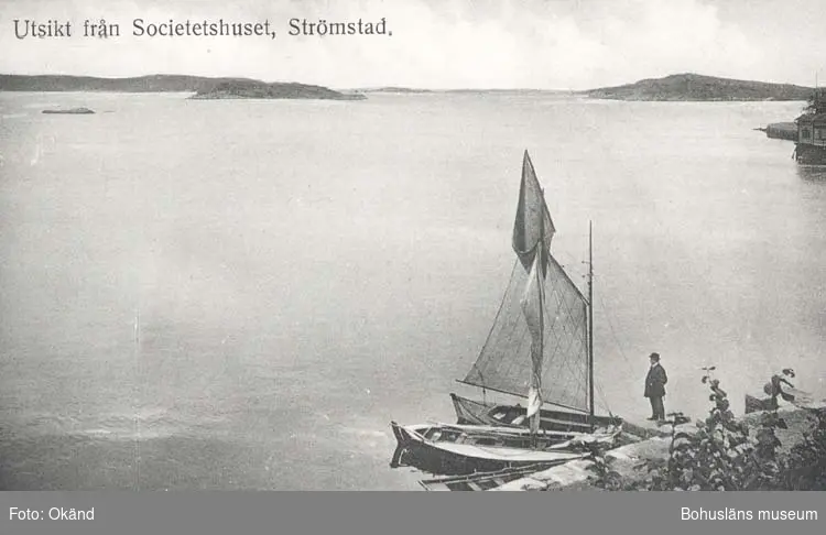 Tryckt text på kortet: "Utsikt från Societetshuset, Strömstad."
"Förlag: Frida Dahlgren, Garn- & Kortvaruaffär, Strömstad."