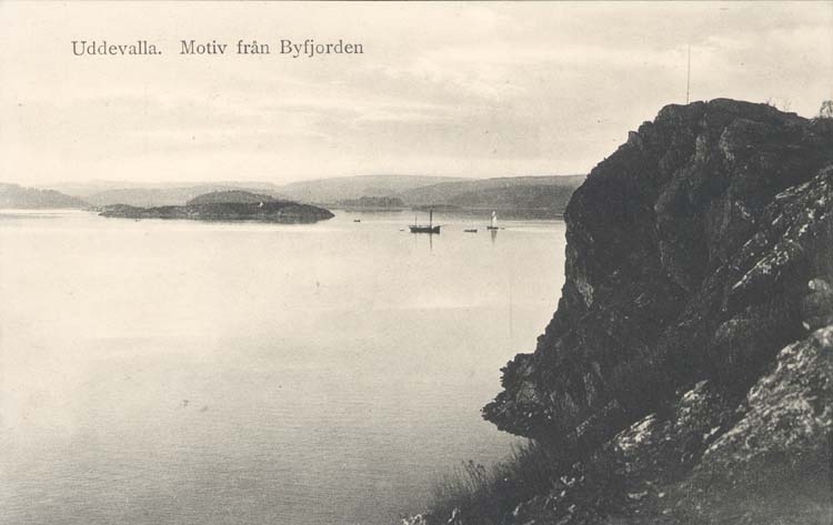 Tryckt text på kortet: "Uddevalla. Motiv från Byfjorden."
"Uddevalla Pappershandel, Hildur Andersson. "