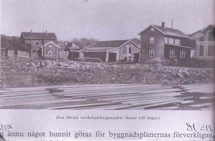 Text på plåten: "Den första verkstadsbyggnaden (huset till höger)." "Ännu något hunnit göras för byggnadsplanernas förverkligan." "Nr. 18:"
