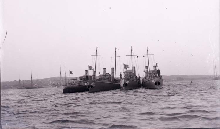 Enligt text som medföljde bilden: "Torpedbåtarna N.1, 2, 3, 4 Aug 07."