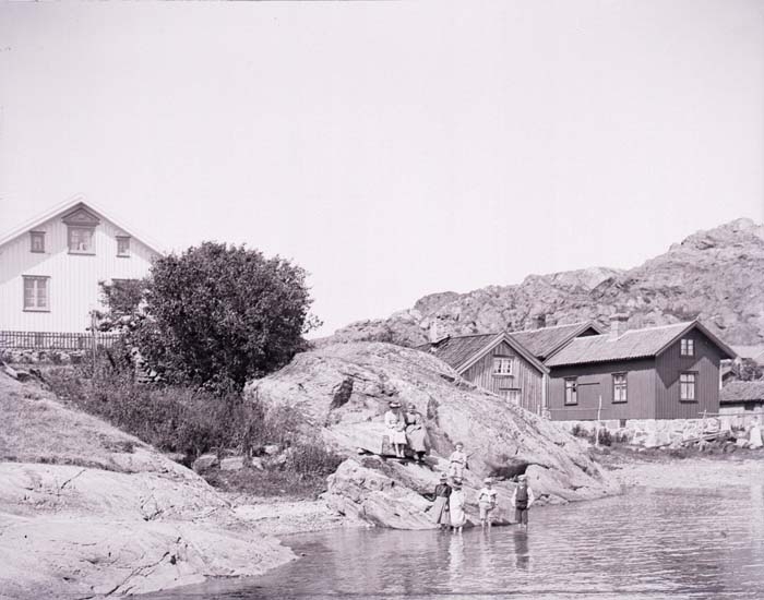 Enligt text som medföljde bilden: "Rågårdsvik, Barnen i vattnet 10/7 1904. 
Agfa plåt, Pyro".
