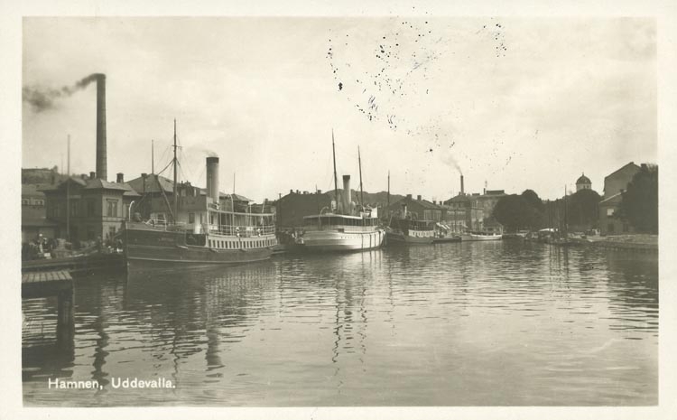 Tryckt text på vykortets framsida: "Hamnen, Uddevalla."