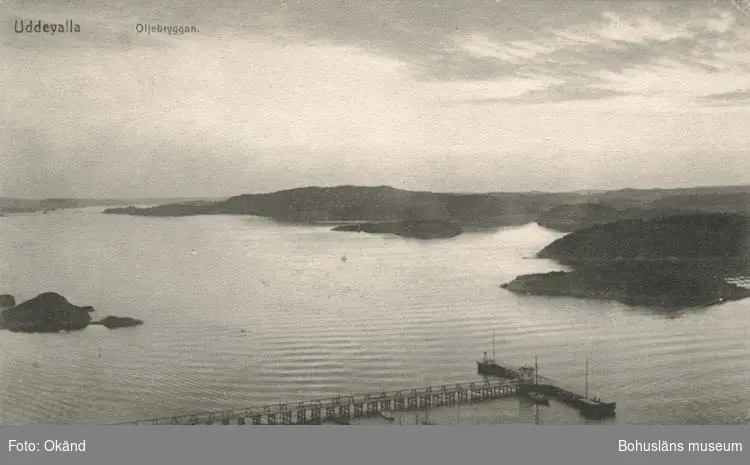Tryckt text på vykortets framsida: "Uddevalla Oljebryggan."
