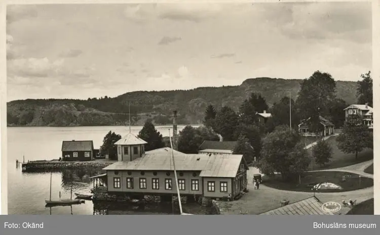 Tryckt text på vykortets framsida: "Uddevalla, Gustafsberg, Varmbadhus."