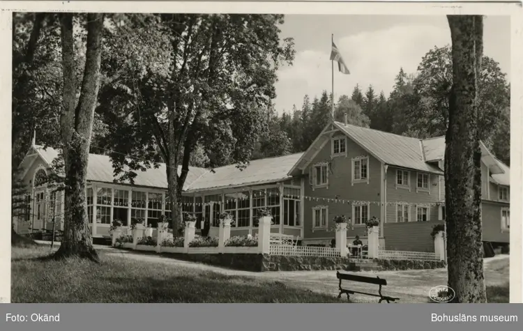 Tryckt text på vykortets framsida: "Uddevalla Gusafsbergs Restaurant."