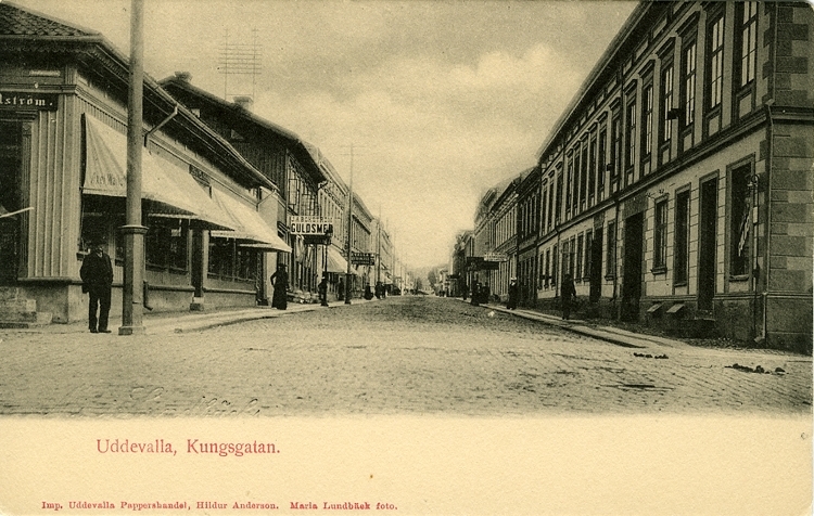 Tryckt text på vykortets framsida: "Uddevalla, Kungsgatan."