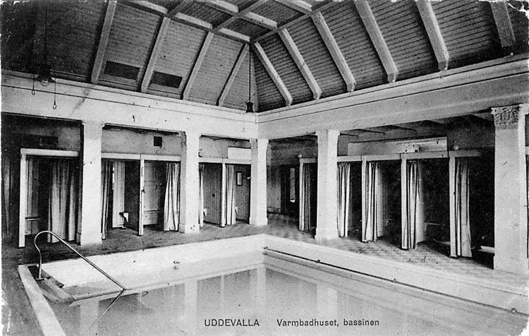Tryckt text på vykortets framsida: "Uddevalla. Varmbadhuset, bassinen"